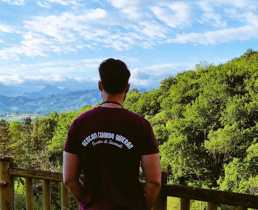 Camiseta Vengan Cuando Quieran Burdeos